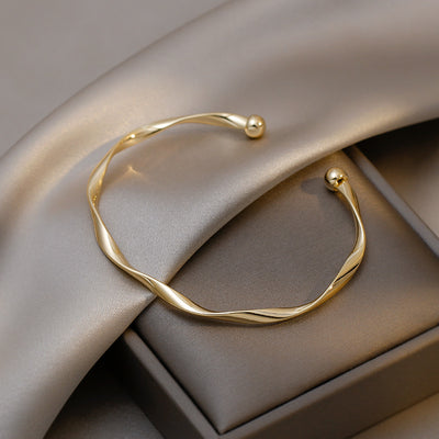 A Sleek And Stylish Twisted Texture Golden Bangle